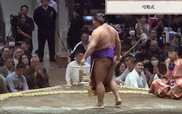 「細くなりすぎて」「別人やん」大相撲中継に“ちらり”写り込んだ元貴景勝の姿に驚きの声 「あ。細身の湊川親方みっけ」歓喜の声も