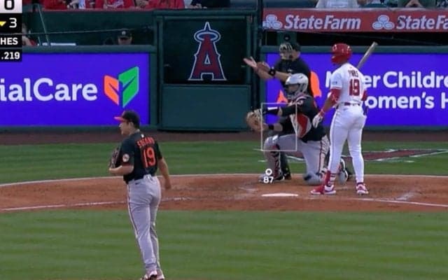 イヤらしい！ 菅野智之に“打者が苦悶”「エグすぎる」 鬼の“魔球攻め”… 中途半端スイングで“無念の空振り三振”「巨人に戻ってきて」