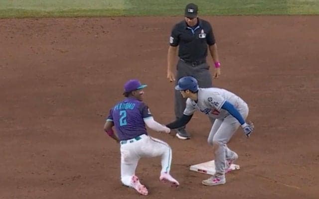 一体、何が起きた？ 大谷翔平、ハプニング後に“まさかの光景”「泣ける」「カッコよすぎ」相手野手に見せた“一瞬の行動”が話題に「これが大谷さん」