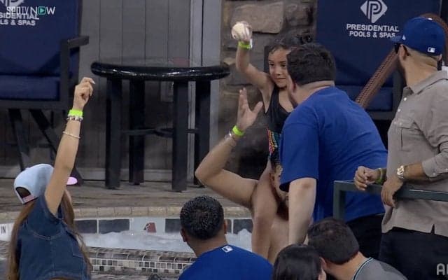 フリーマンの特大弾で“嬉しいサプライズ” 「HRボール」をキッズがゲット、スタンドは拍手喝采…意外な落下地点も話題に