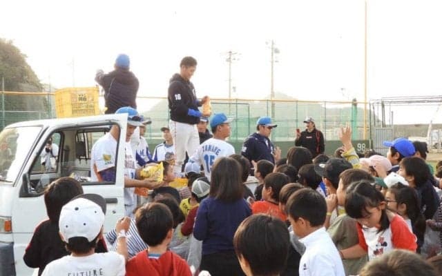 軽トラいっぱいのお菓子配りが地域を繋ぐ　スーパー大手の野球クラブが挑む地方創生の形