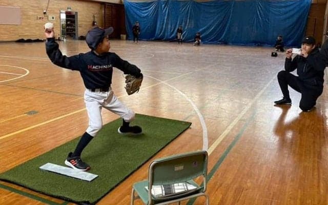 「肘が下がる」投手の癖をどう自覚させる？　気鋭チームが“口頭より動画”を重視する狙い