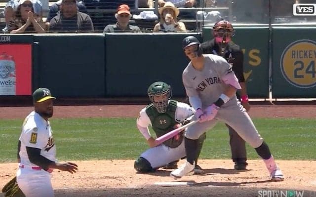 さすがにおかしい…！ ヤ軍ジャッジ、“異常事態”の大暴れ「マジの化け物ｗ」 相手投手陣が“絶望”… 4安打で全方向に打ちまくる「三冠王頼む」