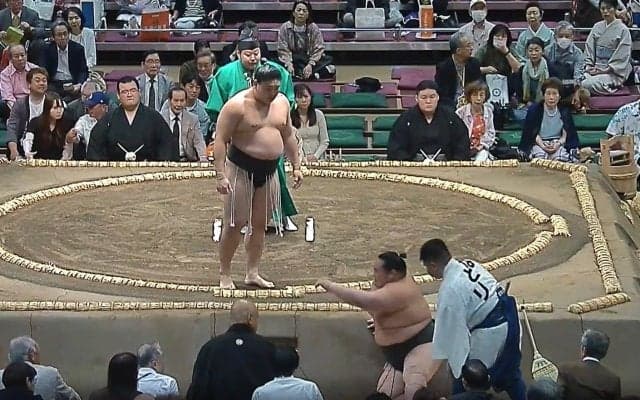 「バトル漫画かよ」「自分で関節入れ直した」土俵下に落下した力士が驚きの行動…ファン安堵の“劇的復活”も「力士ハンパない」驚愕の一コマ