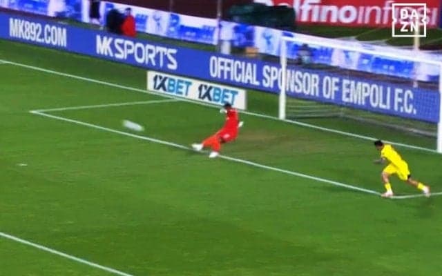 「グングン伸びた！」パルマ鈴木彩艶の“70m超絶ゴールキック”に敵DFも驚愕？ セリエA監督絶賛の“ミサイル砲”でチャンスメイクした瞬間