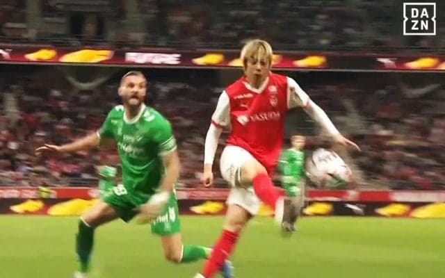 伊東純也が超絶テクニック！ 絶品すぎる“回転トラップ”にファン驚愕「何それ！」「華麗」ワンタッチで敵を翻弄した瞬間