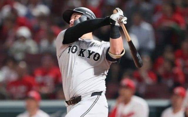 巨人に電撃移籍のロマン砲の一発にX騒然「やっぱり、えぐい」「もう、ホームラン打ってる」　圧巻のアーチに巨人ナインも思わず苦笑