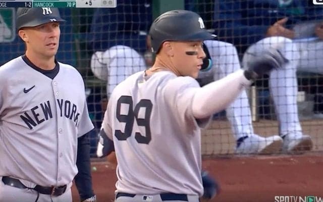 何してんだよ！ ヤ軍ジャッジ、爆速打で“まさかの珍光景”「ありえないw」「ダメだろ」 思わず指を立てた… 相手外野手の“迷プレー”に球場騒然