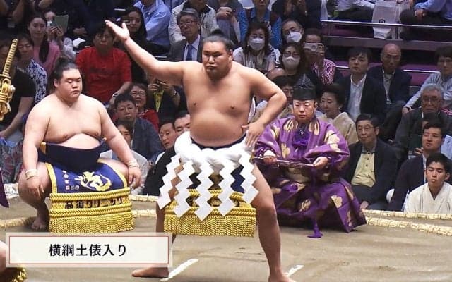 横綱土俵入りに“水を差す”行為が波紋「それはダメだろ」「しゃあないやん」館内に響いた“音と掛け声”に賛否