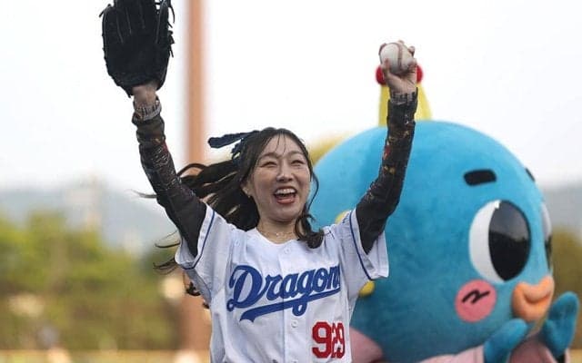 黒のミニスカで豪快足上げ投法　大暴投でも「かわいい」「いい笑顔」とファン歓喜