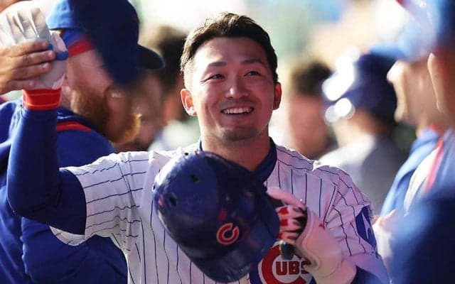 鈴木誠也を笑わせる逸材が「小学生かよ笑」　中継映像が捉えた珍光景に日本人爆笑