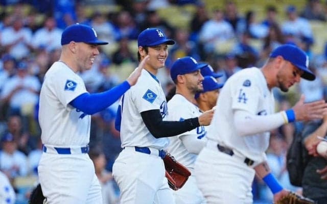 大谷翔平、始球式で異例の捕手役で登場　少女の投球を捕球→サインも…本拠地拍手喝采