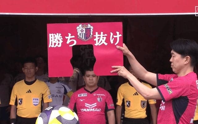 Jリーグ審判団も吹き出す！芸人ジェラードンの“角刈り通り抜け”にサッカーファン大爆笑「シュールすぎるw」「なんでこんなに面白いの」