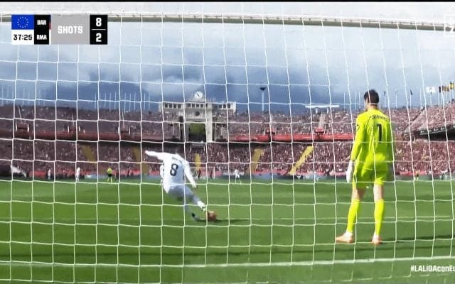 衝撃！ レアルMFの“70m超弾道ゴールキック”にファン驚愕「大谷翔平のライナーホームランみたい」「絶対にヘディングしたくない…」「バグやん」“バルベルデ砲”の新活用法？