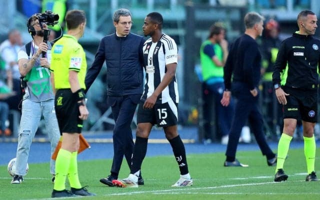 相手FWの顔面殴打で一発退場のカルル、2試合の出場停止処分により一足早く今季終了