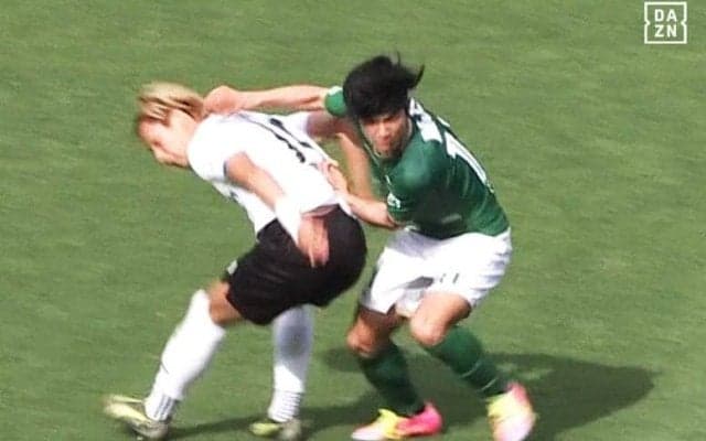 「泣ける…」Jリーグの“夢の兄弟対決”が胸熱！「母の日に最高のプレゼント」福田湧矢・翔生の激しいデュエル→ハイタッチ＆抱擁が話題「スラムダンクを思い出す」