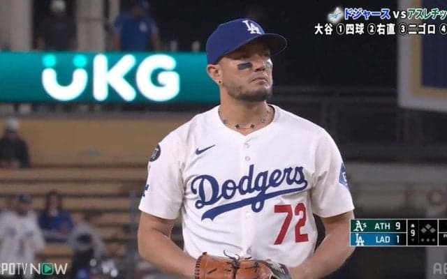 ドジャース戦で起きた“珍事”「大谷のグローブw」「モノマネやって」野手登板のロハスにファン大盛り上がり