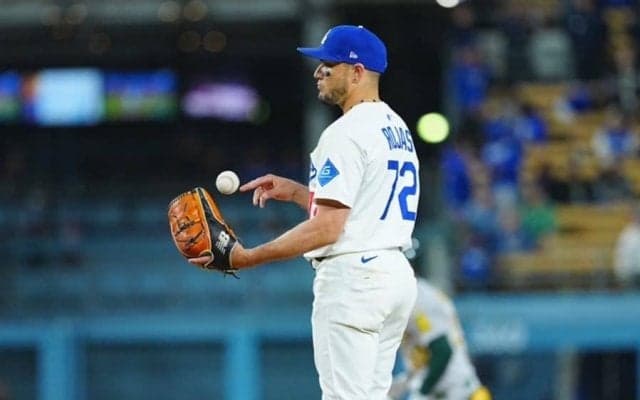 大谷グラブで登板…ド軍ロハスの遅球→“体感273キロ剛球”にLA実況爆笑「オッ！　笑」