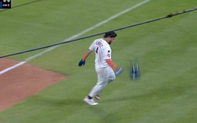 どうした…？ 最強右腕・スキーンズに“打者が激怒”「そらキレるw」「エグい」 “沈む魔球”で翻弄→ヘルメットを叩きつけてイライラ爆発