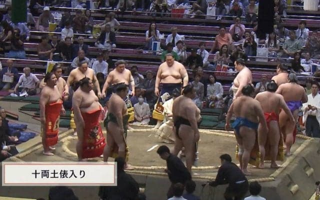 「こんなの初めて見た」大相撲でハプニング発生　十両力士が土俵入りも“焦る”館内アナウンスに騒然「めっちゃ速い」「巻いとるw」