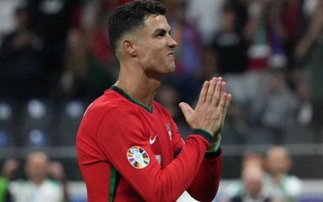 ｢子どもの頃からハンサム｣クリスティアーノ・ロナウド、｢とても美しい｣母親との秘蔵写真＆｢とても素敵｣事実婚妻や5人の子どもたちとの家族ショット公開