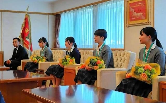 「またあの景色見たい」選抜3連覇の神戸弘陵女子野球部が市役所表敬