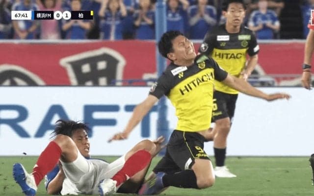 驚愕…Jリーグで“２連続の危険プレー”が警告なし衝撃判定！「荒すぎるだろ」「なんでカードでないの？」「アドバンテージで流すのはいいけど…」