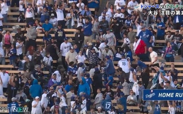 全ファン納得の“感無量顔”…大谷翔平の13号ソロ弾をゲットしたファンの表情が話題「喜びあふれてるｗ」「うらやま」