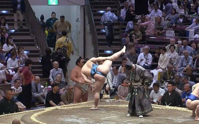 「タレントオーラ消してる」大相撲中継に“一大ブーム”を巻き起こしたタレントの姿…ファン注目 館内を沸かせた“美四股”に熱視線