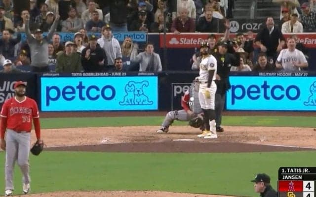 とんでもないバットぶん投げ！ 天才タティスJr.、まさかの“確信止まり”「やりすぎw」豪快サヨナラ弾→超ド派手リアクション「MVPあるな」