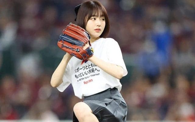 24歳人気インフルエンサーが豪快投球　フォロワー80万人超…東京Dでキュートな笑顔