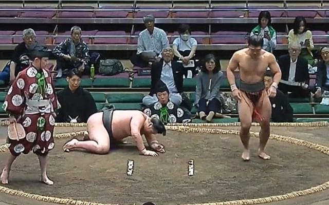 「こんなの初めて見た」「何て決まり手？」館内どよめく“一瞬“の大技炸裂 “細マッチョ”力士の妙技に相手力士も愕然