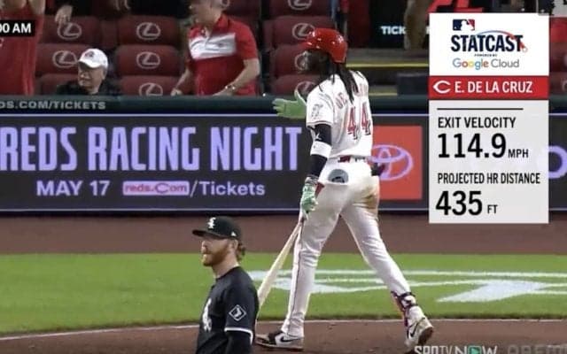 球場騒然！ “怪物”デラクルーズ、大暴れ… 大絶叫&バットぶん投げ「バケモノかよ」 起死回生弾→ワイルドすぎる“確信”リアクション