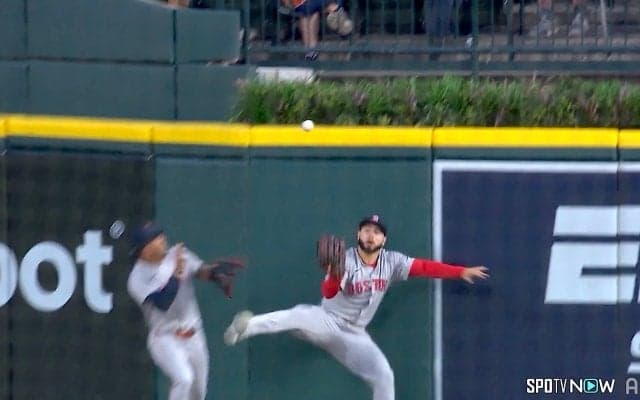 MLBで奇跡の“HR強奪キャッチ”　掴み損ねたボールをセンターが素手で捕球「信じられるか！？」現地実況も大興奮