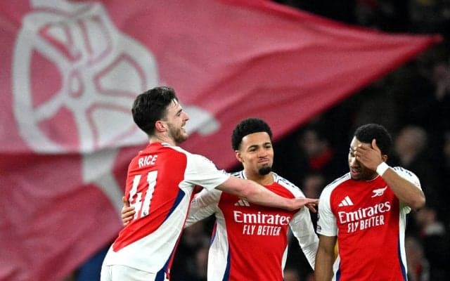 「素晴らしいキット」「タイトルを勝ち取る」アーセナルが新ユニフォームを発表！「A」が並ぶデザインに… ラヤ＆ヌワネリの背番号変更も同時に発表