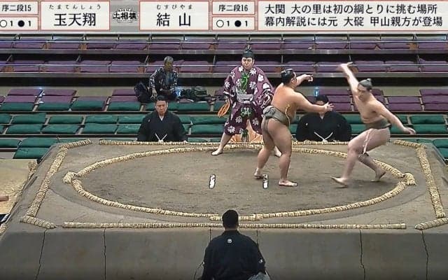 「ひどい」「これはアカン」立ち合い不成立で不穏 大柄力士が土俵下まで吹っ飛ばされ親方に直撃 館内どよめき