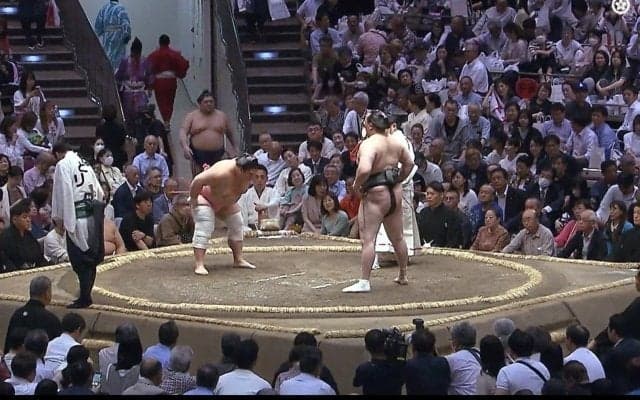 「どうしても気になっちゃう」大相撲中継、親方の背後に“ただならぬ存在感”の人物 「イカつすぎる」「オーラが違う」