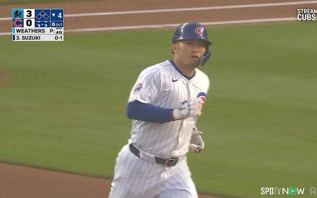 打球が落ちてこない！？鈴木誠也の特大アーチにセンターも“お手上げ”　見上げるスタンドインの瞬間、グラブ片手に唖然