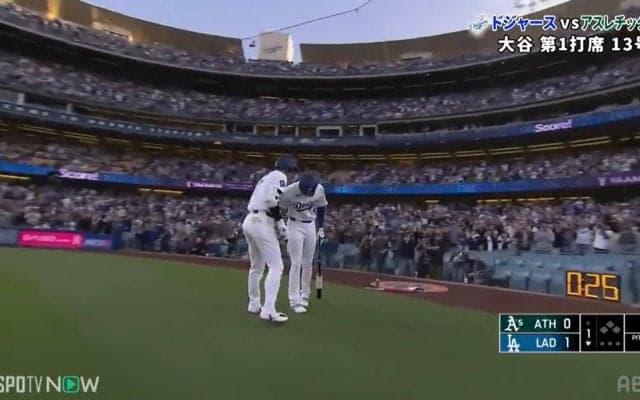 大谷翔平、後続打者に“情報伝達”？先頭打者の役割キッチリ！13号ソロ弾直後の姿が話題「何話してる？」「コソコソ話」