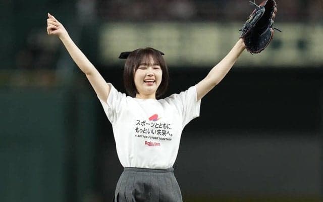 スカートひらりの1球が「可愛いな」　笑顔満点の投球にファン悶絶…「満足」