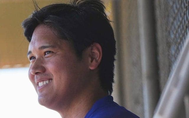 大谷翔平の“名場面Tシャツ”　ド軍本拠地に登場…同僚左腕が着用、注目必至の逸品