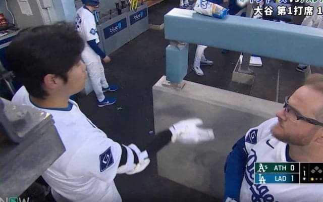 大谷翔平、ベンチでの“熱血アドバイス姿”が話題に「大谷先生w」 “悩める大砲”に指導→ホームランで即結果「いきなり打ってるやんw」「名コーチすぎる」