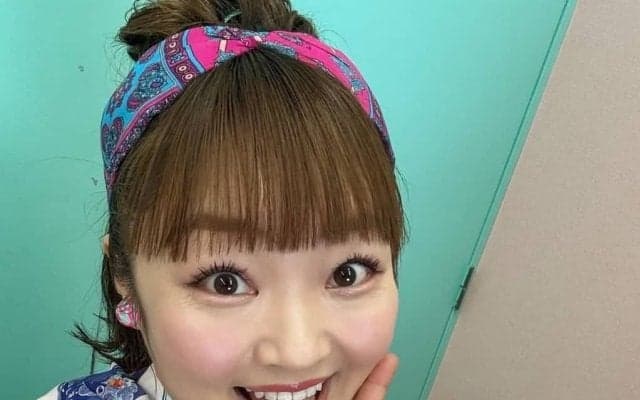 ｢勝利の女神｣柳原可奈子が娘たちと鹿島ユニ姿で“タオルぶん回し”Jリーグ観戦！｢今シーズン鹿島強すぎん？｣