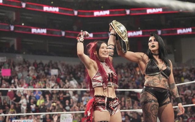 人気日本人女子レスラーが“最恐”美女と胸熱タッグ→舞台裏での“キュートで恐すぎ”2ショットにコメント殺到「二人の最高の女王」