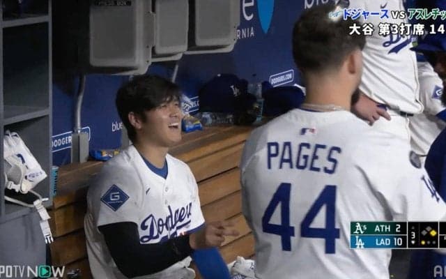 大谷翔平がベンチで“イチャイチャ” 衝撃弾の直後のほっこりシーンが話題「かわよ」「テオ嬉しそうw」