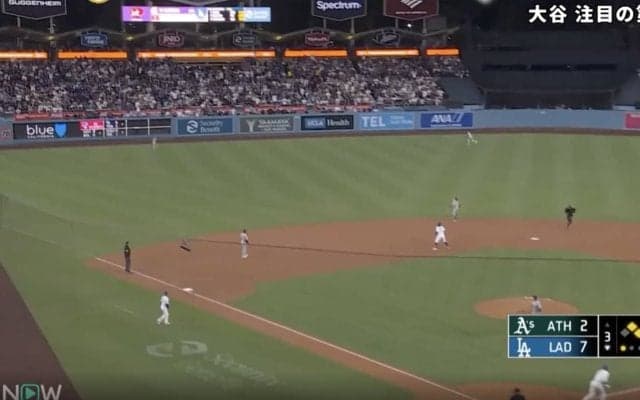 え、入った…？ 大谷翔平、軽く振って“まさかの光景”「ありえない」「ウソだろw」 驚愕の“逆方向アーチ”→野手の上を爆速通過「着弾するとは…」