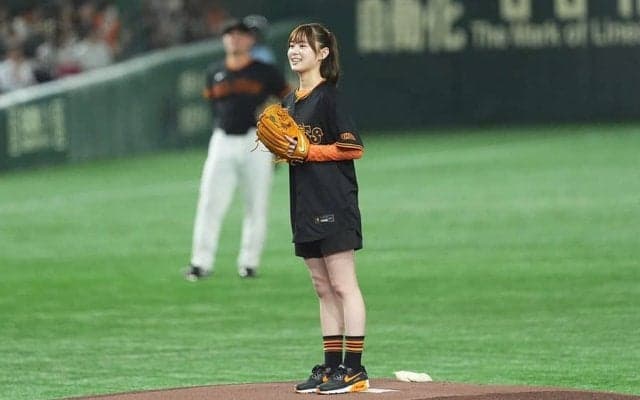 ポニテふわりの“赤面投球”「かわいい」　東京D降臨の“ガチ勢”美女に悶絶「勝利の女神」