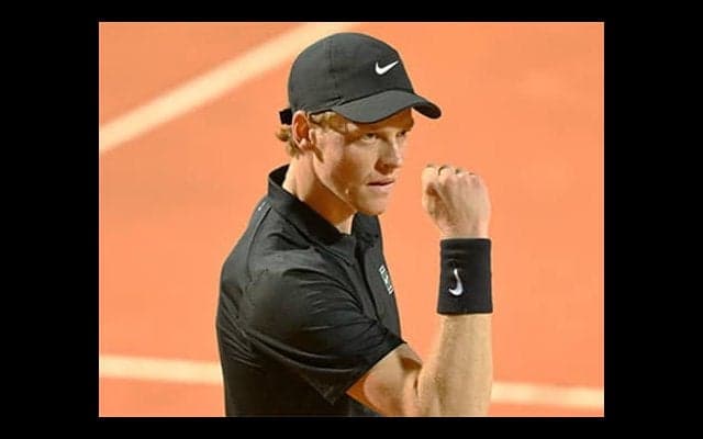 シナー逆転勝ち、復帰大会V王手