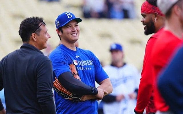 大谷翔平、古巣エ軍に挨拶回り　練習後に異例のグラウンド一周…警備犬にボール贈る
