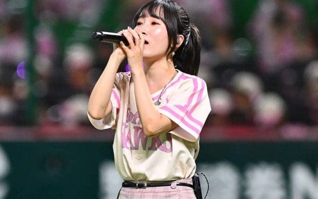 大人気歌手がミニスカ始球式　特別ユニで登場…美声で熱唱→大きく逸れて照れ笑い